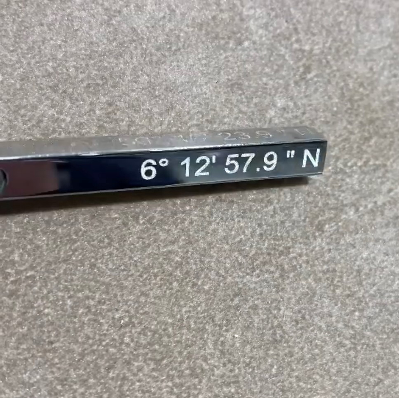 Edelstahl-Säulenanhänger mit präzisen Koordinaten-Gravuren, personalisierbar für einzigartigen Schmuck. Das perfekte Geschenk für besondere Anlässe wie Jubiläen, Geburtstage und Hochzeiten. Hochwertige Handwerkskunst und exzellente Materialqualität machen diesen Anhänger zu einem zeitlosen Schmuckstück.